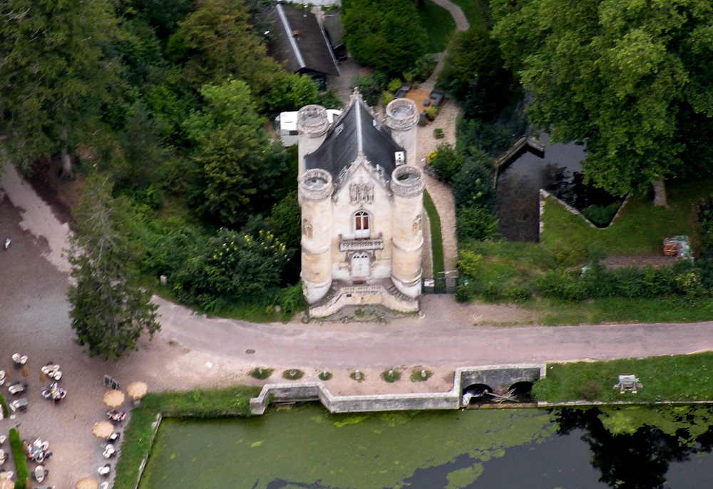 <strong><span style='font-size: large; font-family: 'trebuchet ms', geneva;'>Château de la reine blanche</span></strong>