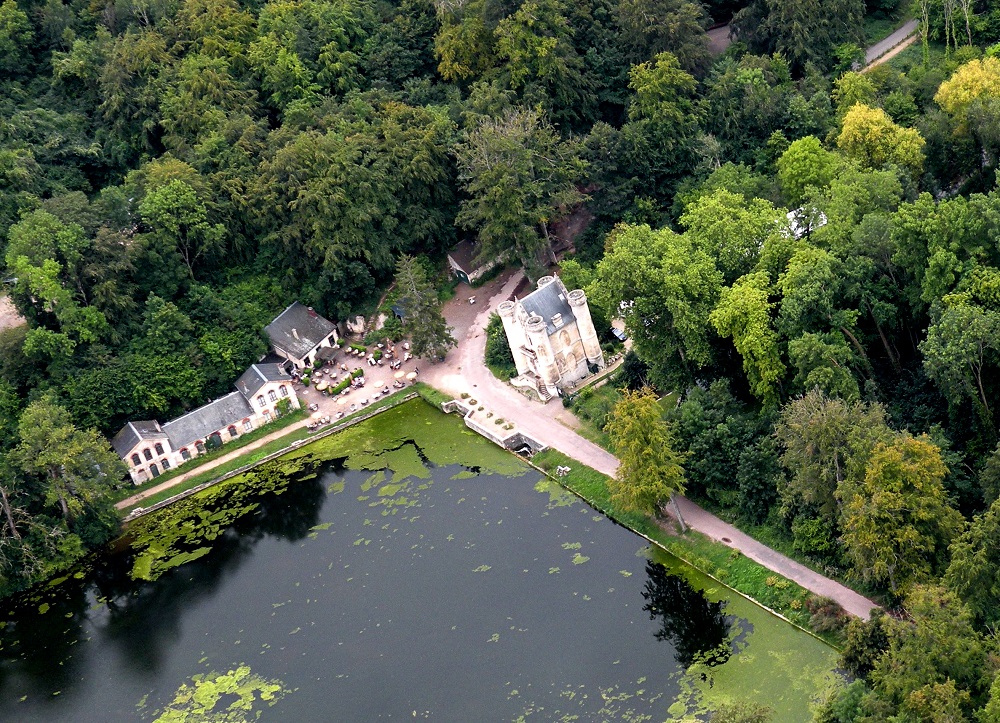 <strong><span style='font-size: large; font-family: 'trebuchet ms', geneva;'>Château de la reine blanche</span></strong>